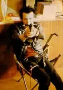 Sex Pistols - sidgunknifechair.jpg