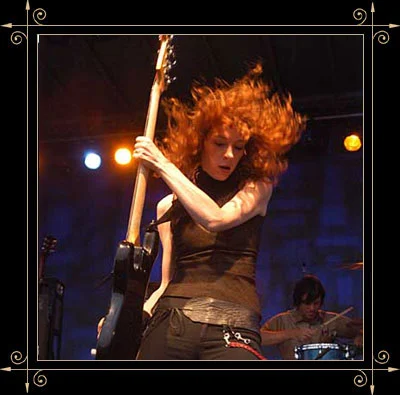 Melissa Auf Der Maur - live02.jpg