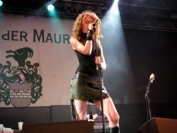 Melissa Auf Der Maur - wiesen01.jpg