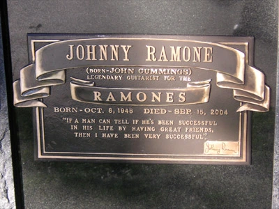 Ramones - 17mick.johnny.1027.jpg