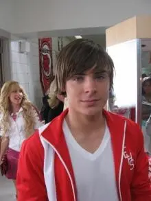 High School Musical - High-School-Musical-3-Behind-the-Scenes-zac-efron-10211501-450-600.jpg