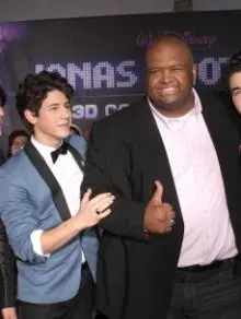 Jonas Brothers - 87154_the-jonas-brothers-and-bodyguard-big-rob-who-makes-an-appearance-on-their-burnin-up-track.jpg