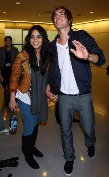 Zac Efron - Zac+Efron+Vanessa+Hudgens+Arrive+Japan+lbm65bvHDgVl.jpg