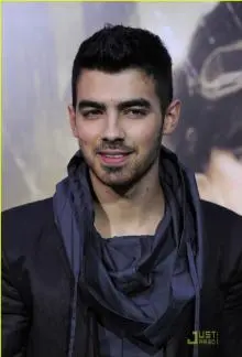 Jonas Brothers - joe-jonas-sucker-punch-premiere-03.jpg