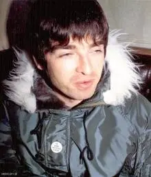 Noel Gallagher v novom klipe Mischi Barton ukradne šaty