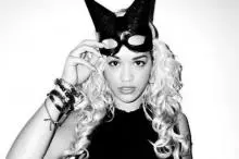 Emily Ratajkowski randí s francouzským režisérem, expartnerem známých zpěvaček