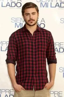 Zac Efron sa rád miluje na kuchynskom stole