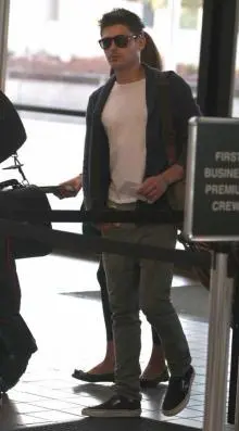 Zac Efron - 301241_427063613995811_501010139_n.jpg