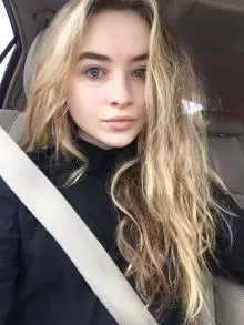Sabrina Carpenter - sabrina-carpenter-selfie.jpg