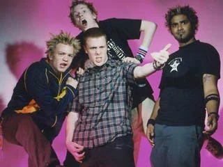 Sum 41 - 1181_383842110_sum_41__air_guitar_H194610_L.jpg