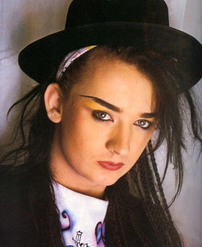 Britský spevák Boy George mal spoločníka pripútať a zmlátiť 