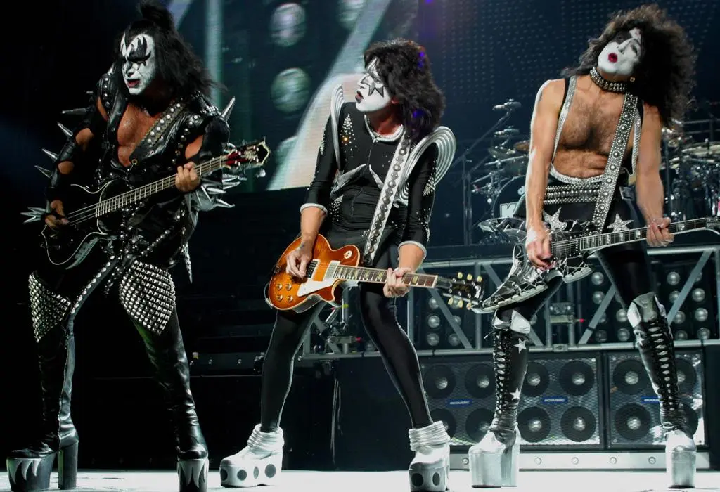 Kiss - 04-jan-on-tour.jpg