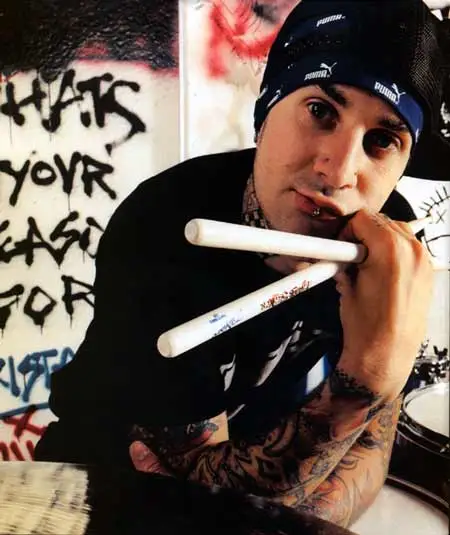 Travis Barker si zlomil ruku
