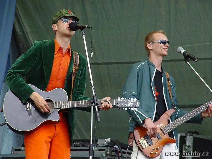 O5 a Radeček v klipu "To až jednou" s nadsázkou pohřbili zpěváka