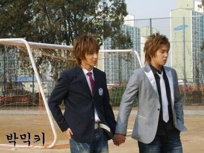 Super Junior - kangteukholdingands.jpg